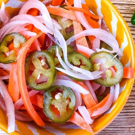 طرز تهیه ترشی اسپانیایی خوشمزه و مخلوط با سس مخصوصترشی اسپانیایی با ذرتنکات لازم برای تهیه ترشی اسپانیایی