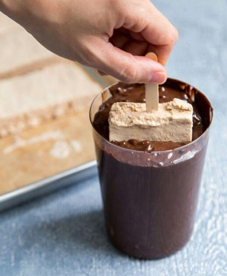 نحوه درست کردن بستنی چوبی پودینگی با روکش شکلاتی،طرز درست کردن بستنی چوبی پودینگی با روکش شکلاتی طرز تهیه بستنی چوبی پودینگی,درست کردن بستنی چوبی پودینگی با روکش شکلاتی