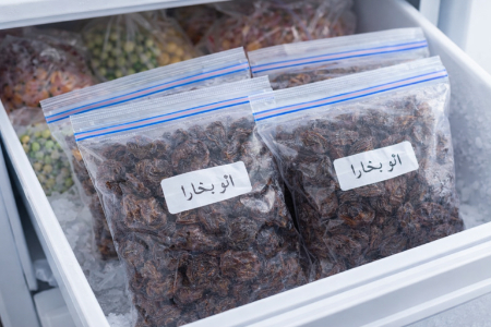 چگونه آلو بخارا را در فریزر نگه داریم تا مثل روز اول تازه بماند؟روش نگهداری آلو بخارا در فریز شناخت آلو بخارا و اهمیت فریز کردن آنانتخاب و بررسی آلو بخارا قبل از فریزاصول بستهبندی آلو بخارا برای فریزرروشهای فریز کردن آلو بخارا مدت ماندگاری آلو بخارا در فریزرچیدمان در فریزر و شرایط نگهداریروش یخزدایی و استفاده از آلو بخارا فریز شدهنشانههای فساد یا افت کیفیتمقایسه ماندگاری و شرایط نگهداری آلو بخارا در روشهای مختلفسوالات متداول درباره روش نگهداری آلو بخارا در فریز نتیجهگیری