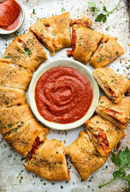 آموزش درست کردن حلقه پیتزا هلالیطرز پخت حلقه پیتزا :پیتزای کامل و جدا از هم :نکات مواد لازم برای حلقه پیتزا :نکاتی برای آماده سازی، نگهداری و گرم کردن مجدد:سخن پایانی :