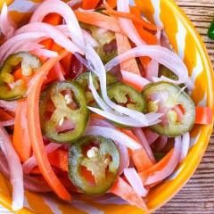 طرز تهیه ترشی اسپانیایی خوشمزه و مخلوط با سس مخصوصترشی اسپانیایی با ذرتنکات لازم برای تهیه ترشی اسپانیایی