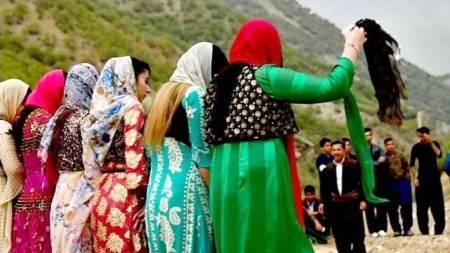 سنتها و آداب شگفتانگیز مراسم عروسی در مهابادپیش از مراسم: فرآیند انتخاب و خواستگاریروز مراسم: شروع رسمی جشن عروسیمراسم حمام و حنابندانروز عروسی: مراسم و جشنهای بزرگبعد از مراسم: بازگشت به خانه دامادآداب و رسوم پس از عروسی سوالات متداول درباره مراسم عروسی در مهابادنتیجهگیری