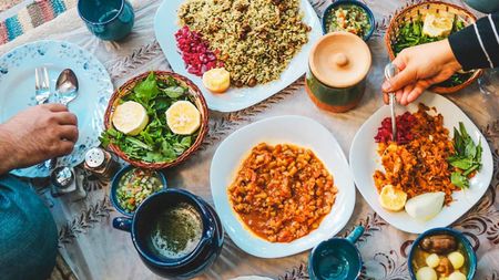 
			
		آشنایی با لذیذترین غذاهای سنتی خوزستان
		آشنایی با غذاهای سنتی و محلی خوزستان