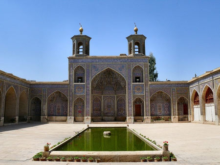 
			
		آشنایی با ویژگی های معماری قاجار
		همه چیز درباره معماری قاجار 