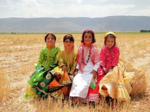 
			
		آشنایی با لباس محلی زنان و مردان شیراز
		