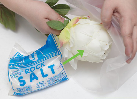 نحوه تمیز کردن گل مصنوعی, تمیز کردن گل های مصنوعی با نمک