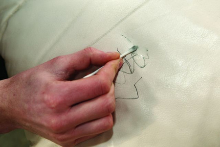 
			
		نحوه پاک کردن لکه خودکار از روی چرم سفید
		
