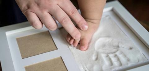 
			
		ساخت وسایل خلاقانه با اثر پا و دست نوزاد
		