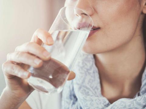 
			
		اگر هر روز صبح یک لیوان آب گرم بنوشید، چه اتفاقی در بدن شما می‌افتد؟
		