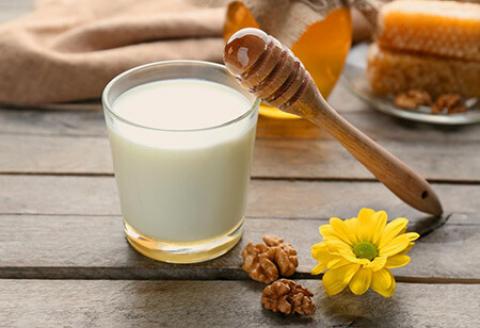 
			
		آیا مخلوط شیر و عسل مفید است؟ 
		خواص مصرف شیر و عسل