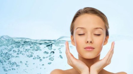 مرطوب‌کننده های طبیعی پوست1. استفاده از مرطوب‌کننده مناسب2. شستشوی صورت با آب ولرم3. مصرف آب کافی4. تغذیه مناسب برای پوست5. استفاده از ماسک‌های مرطوب‌کننده6. استفاده از دستگاه‌های مرطوب‌کننده هوا7. محافظت از پوست در برابر آفتاب8. خودداری از استفاده بیش از حد از محصولات شیمیایی9. استفاده از روغن‌های طبیعی10. خواب کافی و کاهش استرسسوالات متداول درباره چگونه پوست خود را مرطوب نگه داریم؟