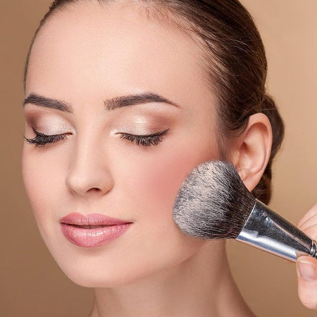 اشتباهات زدن رژگونه که چهره را پیر میکند۱. استفاده از رنگ نامناسب برای تناژ پوست۲. زدن رژگونه در محل نامناسب گونه۳. استفاده بیش از حد از رژگونه۴. نادیده گرفتن نوع پوست۵. ناهماهنگی رژگونه با آرایش کلی صورتسؤالات متداول درباره اشتباهات رایج در استفاده از رژگونهسخن پایانی: