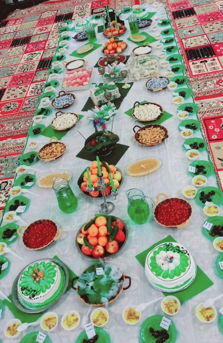 انداختن سفره ام البنین خوراکی های داخل سفره ام البنین