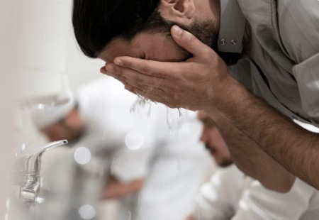 آیا وضو گرفتن با انگشتر صحیح است؟آیا وضو گرفتن با انگشتر صحیح است؟مفهوم وضو و اعضای واجب برای شستنانگشتر و موانع در وضواحکام وضو با انگشتروضو گرفتن با انگشتر در صورت شک به مانع بودن آنحالات خاصچرا این حکم اهمیت دارد؟نتیجه نهایی :