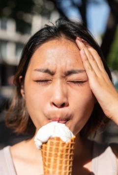 چراهمه مردم وقتی یه چیز خیلی سرد می‌خورن، دقیقاً یک نقطه مشترک از پیشونیشون درد می‌گیره؟مغز یخ زده چیست؟ریشه علمی مغز یخ‌زدهچرا همیشه همان نقطه از پیشانی درد می‌گیرد؟چطور از مغز یخ‌زده جلوگیری کنیم یا آن را درمان کنیم؟سوالات متداول درباره مغز یخ‌زده نتیجه‌گیری