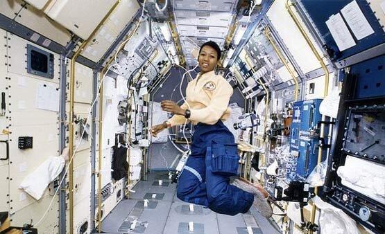
			
		 علت مناسب بودن زنان برای فضانوردی چیست؟
		