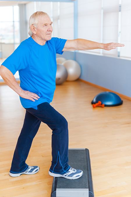 تمرینات تعادلی بالا رفتن از پله برای حفظ تعادل سالمندان