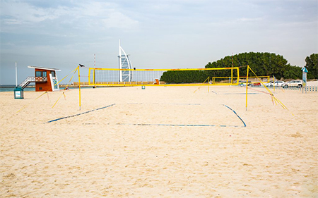 ساحل الصفوح در دبی, عکس های ساحل الصفوح در دبی, والیبال یکی از تفریحات مناسب در ساحل الصفوح دبی