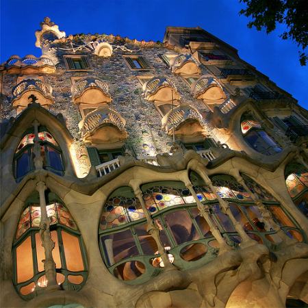 ساختمان شگفت‌انگیز خانه استخوان بارسلونا 