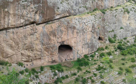 با غار دربند رشی، تاریخ بشر را از نزدیک لمس کنیدغار دربند رشی موقعیت جغرافیایی و ویژگیهای طبیعیتاریخچه و اهمیت باستانشناختیویژگیهای داخلی غار و جاذبههای گردشگرینحوه دسترسی و نکات سفرجاذبههای اطراف غارمسائل حفاظتی و آینده غارسوالات متداول درباره غار دربند رشی نتیجهگیری