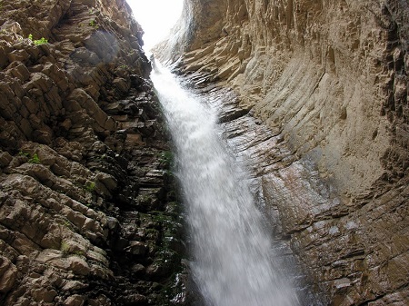 آبشار معروف پیربالا جاذبه های دیدنی روستای پیر بالا, موقعیت جغرافیایی روستای پیربالا, طبیعت روستای پیربالا