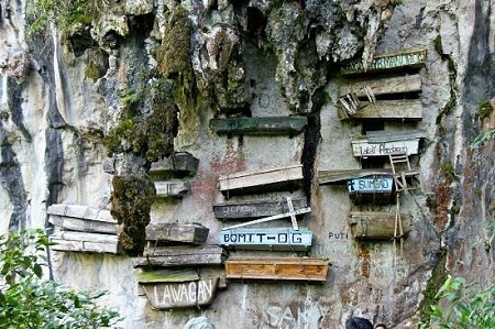 
			
		قبیله فیلیپینی که مردگان خود را از صخره ها آویزان می کنند! (تابوتهای معلق فیلیپین)
		روستایی عجیب با تابوت و جنازه‌های آویزان 