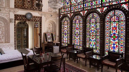 هتلی با معماری سنتی اقامتگاه سنتی های تهران, ویژگی هتل های سنتی, هتل های سنتی