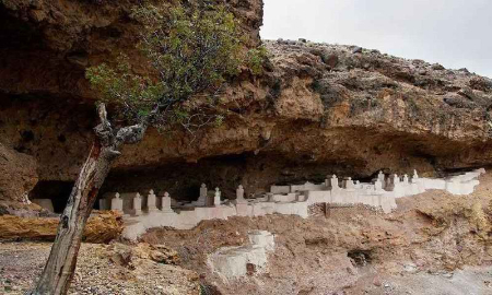 گذرگاه زمان در دل کویر: معرفی گورستان تاریخی هفتاد ملاگورستان هفتاد ملا معماری خاص گورستان تاریخی هفتاد مُلّا؛راز سرقت شده از دل تاریخ افسانه ها و روایت ها: در جستجوی حقیقت گمشدهطبیعت سحرانگیز: همجواری مرگ و زندگی در دل کویردسترسی به گورستان تاریخی هفتاد ملا: سفری ماجراجویانه نکات مهم برای بازدید از گورستان تاریخی هفتاد ملاسوالات متداول درباره گورستان تاریخی هفتاد ملاسخن پایانی مقاله گورستان تاریخی هفتاد ملا