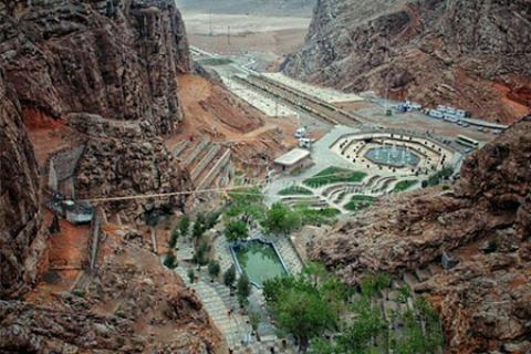 
			
		چشمه لادر یکی از جاذبه های دیدنی خمینی شهر اصفهان
		