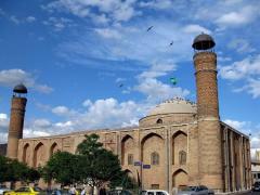 مسجد صاحب الامر تبریز: مرکزی با تاریخی چشمگیر